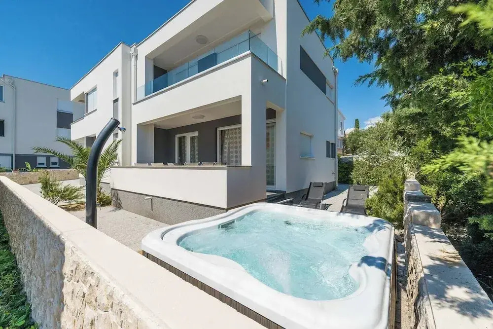 Apartments Tomana