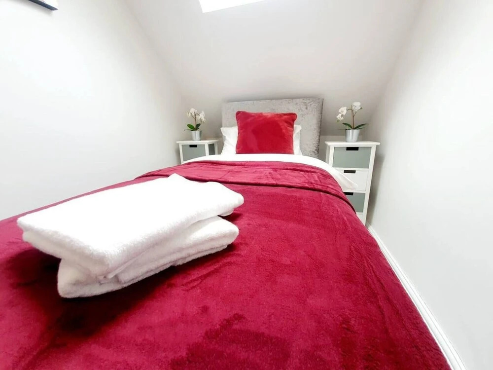 Beautiful 2BR Aptmt in Bedford Parking Wifi