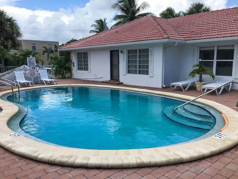 New Listing! Updated Beach W/ Sparkling Pool 1 Bedroom Condo