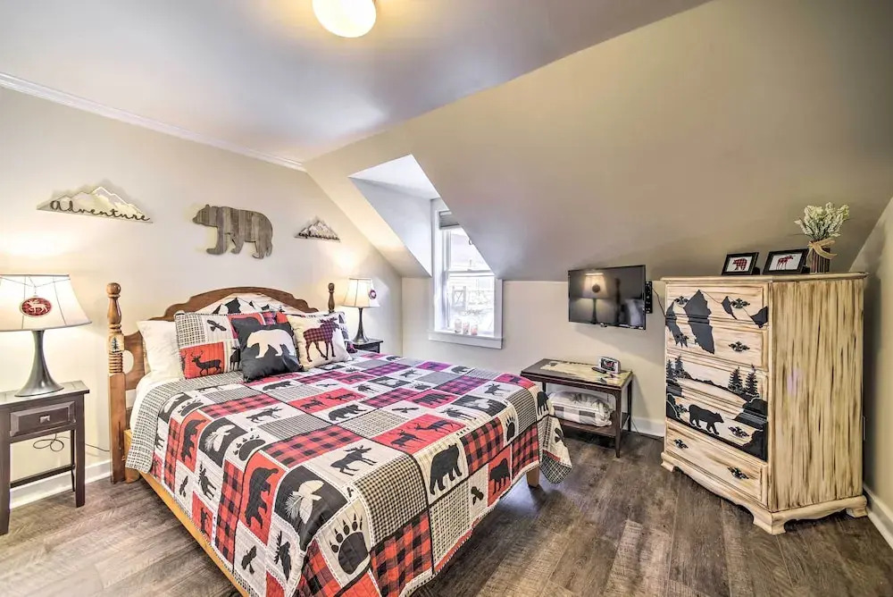 1 Block to Downtown: Cozy Condo by Mirror Lake