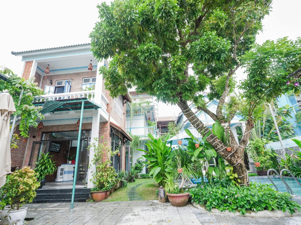 Riverside Dorm and Restaurant