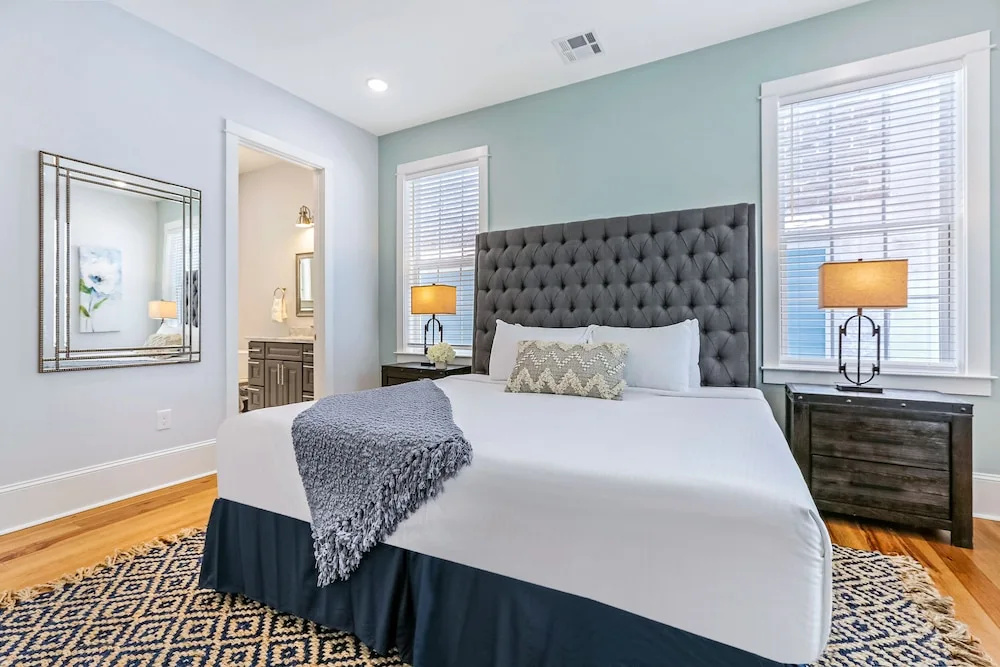 Spacious 5BR Urban Retreat with Balcony & Pool