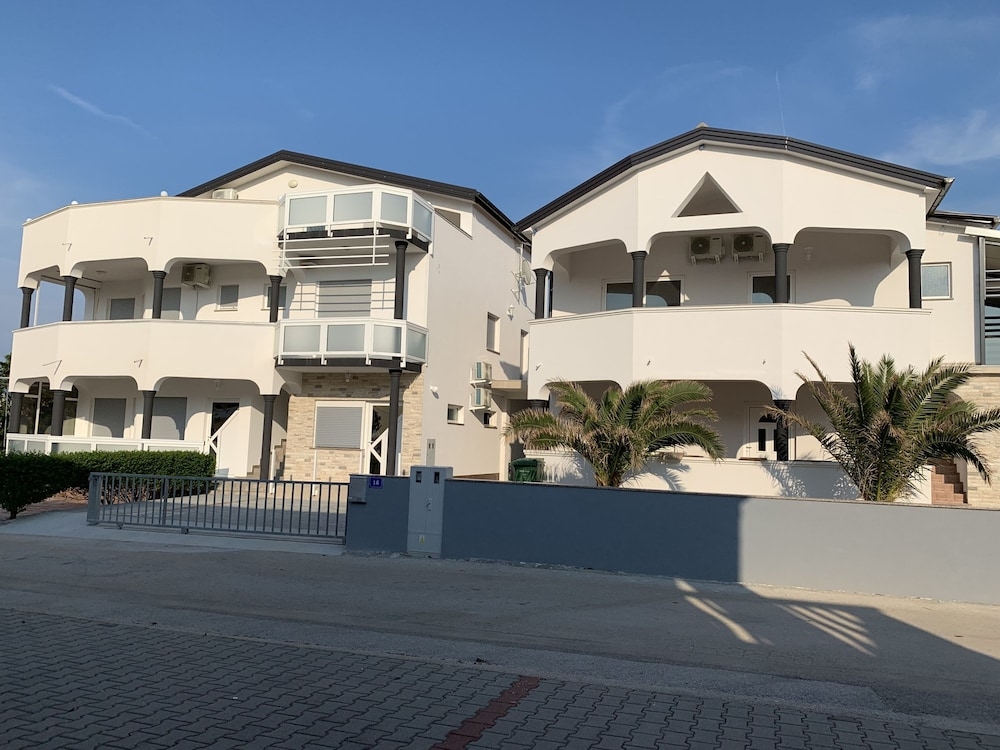 Apartments Lavaran Vir