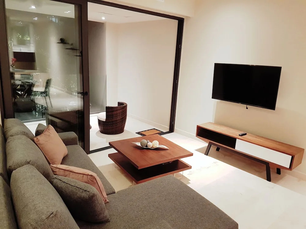 Cozy 1 BR apartment steps away from the Beach by Happy Address