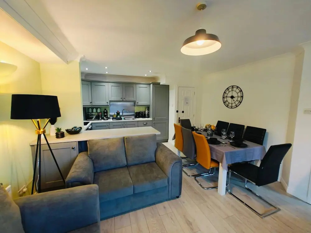 4BR Modern Ormeau House