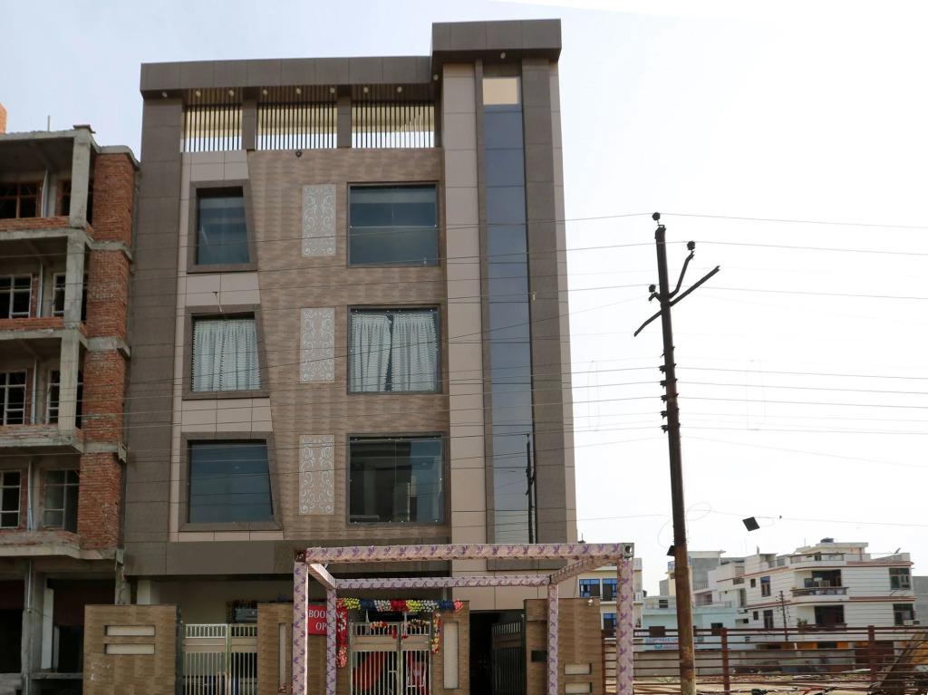 Royal Crown By OYO Rooms