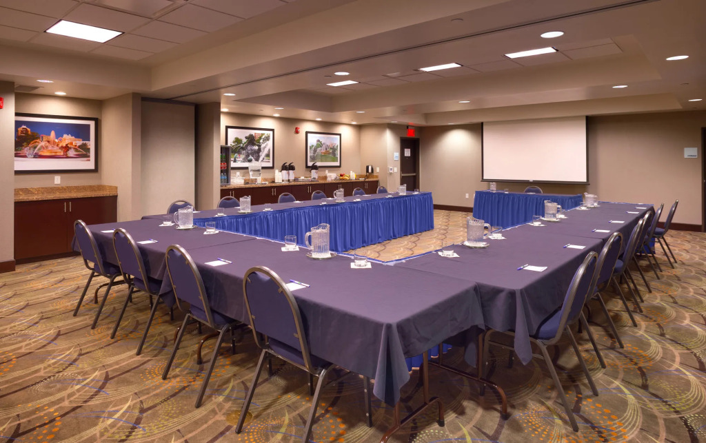 Holiday Inn Express & Suites Overland Park by IHG