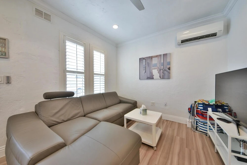 A3 Modern Home Next to Beach Sleeps 4 With AC and Beach Essentials