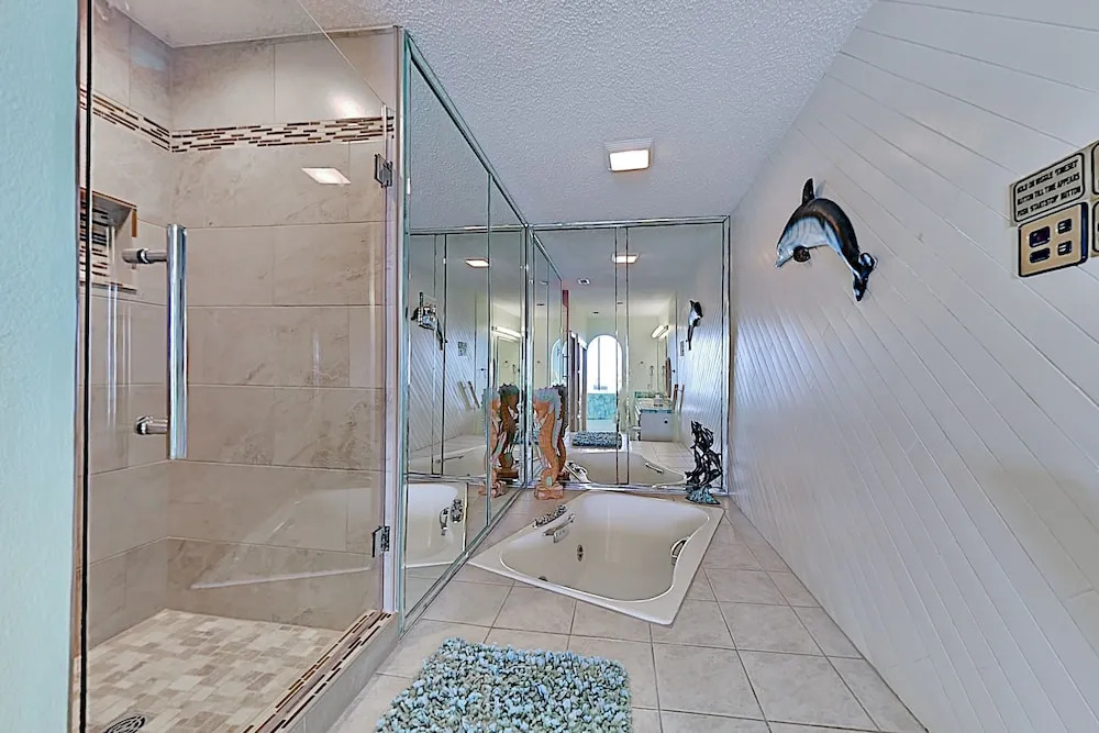 Plush Suntide Penthouse W/ Tennis, Pools & Gym 2 Bedroom Condo