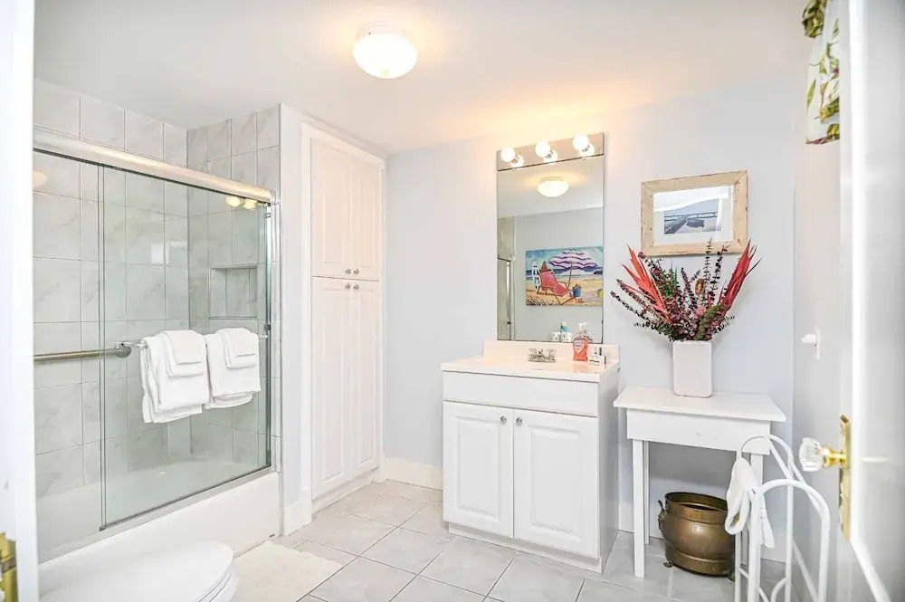 4 BDR w/ Private Hot Tub, Backyard and Deck!