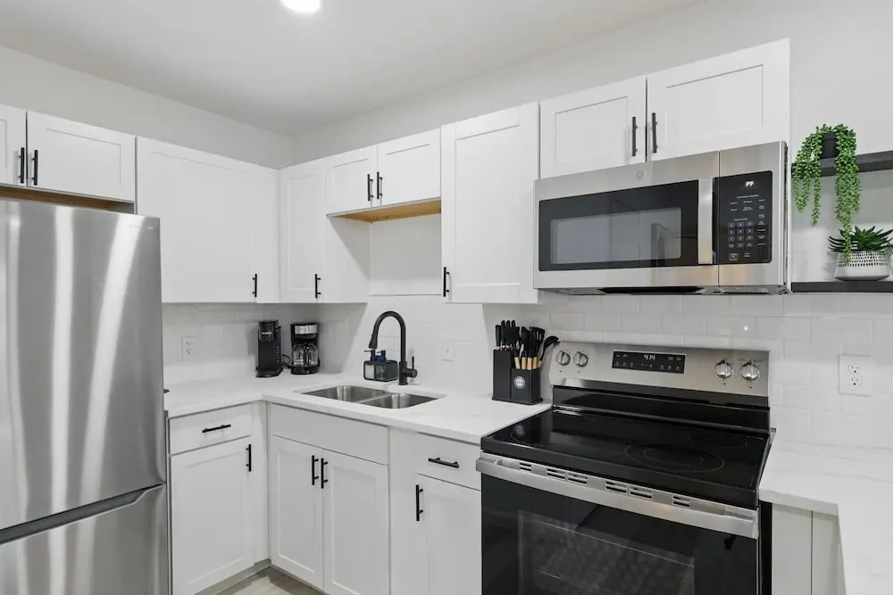 Modern 4BR 2BA Home With Hot Tub-grill & Huge Yard