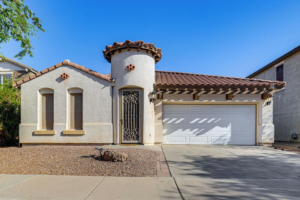 Poolside Oasis: Group-friendly Getaway in Phoenix!