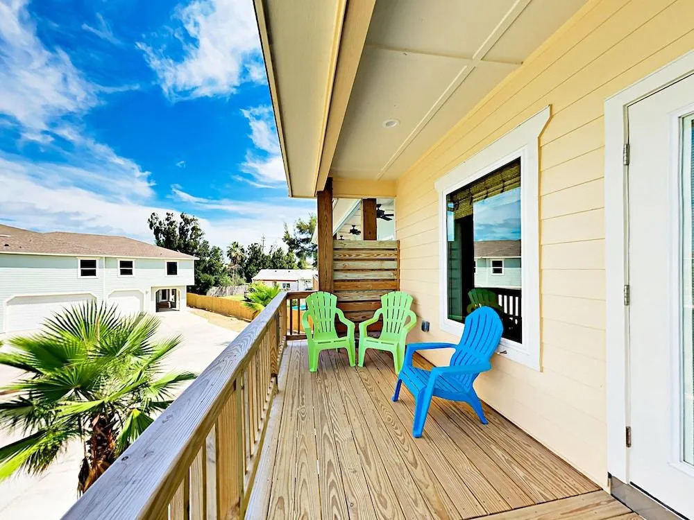 247 West Roberts Townhouse by RedAwning