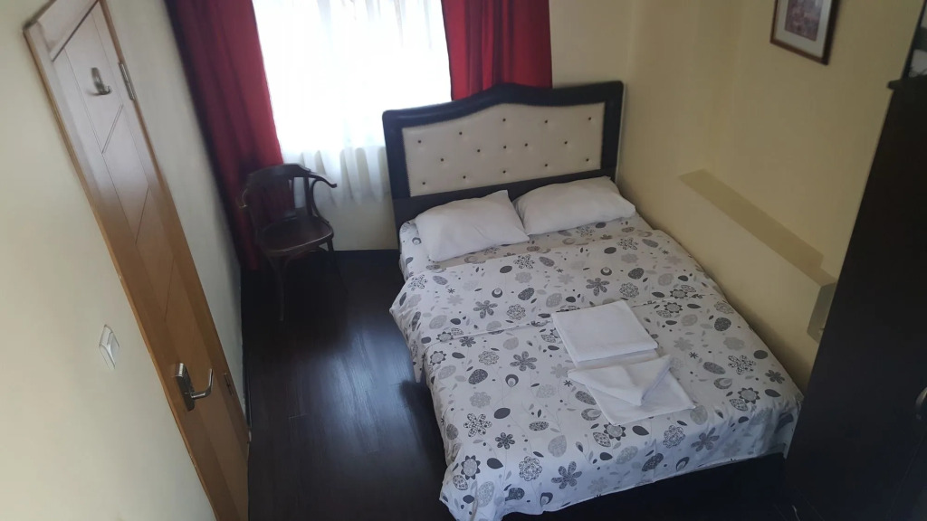 Metropolis Hostel & Guest House