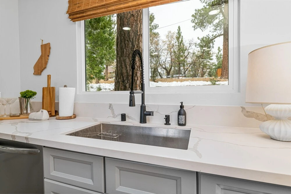 Ski View Chalet - Prepare To Be Awestruck With The Breathtaking And Massive Mountain Views! 3 Bedroom Cabin