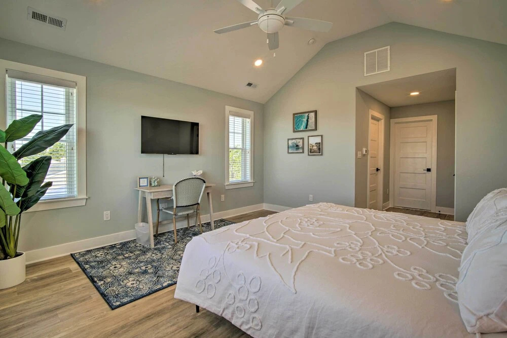 Gorgeous Newly Built Home: Golf Course View!