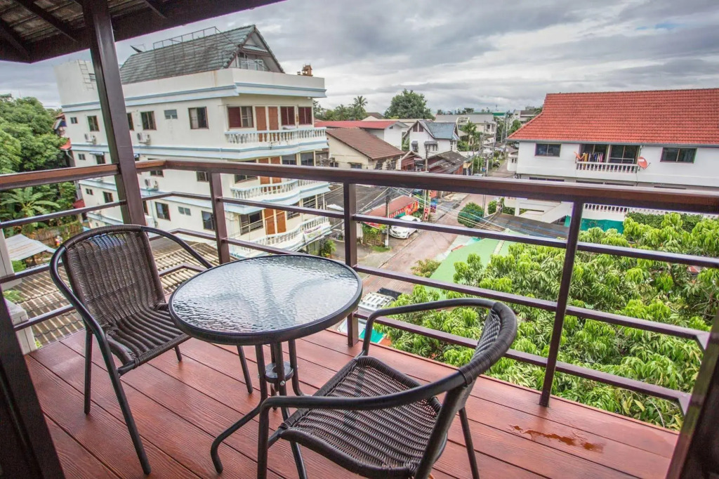 The Arak Bed Bar and Hostel