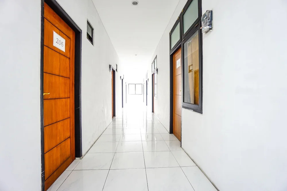 Edward Residence Malalayang by OYO Rooms