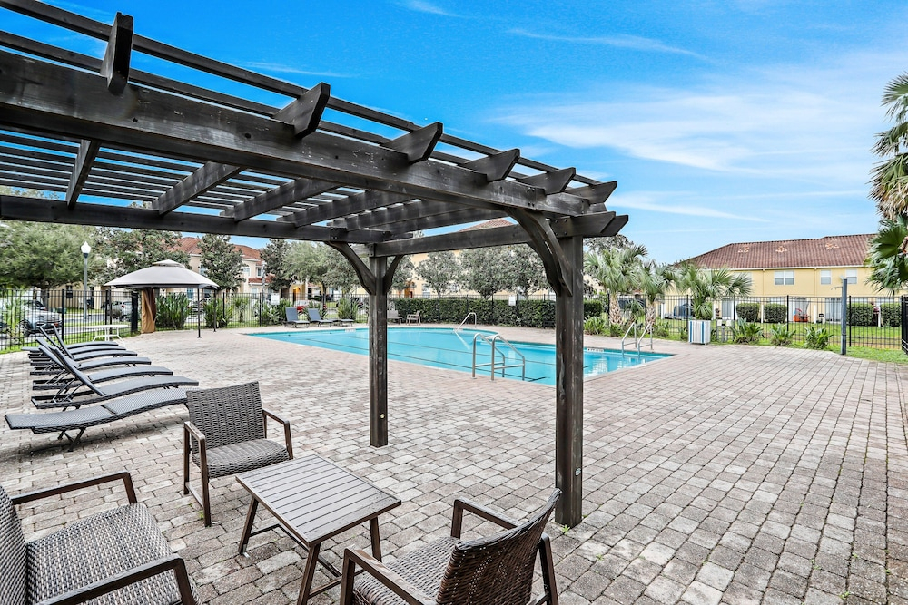 Dog-friendly Townhouse Near Disney With Outdoor Pool, Patio, Streaming, W/d, AC