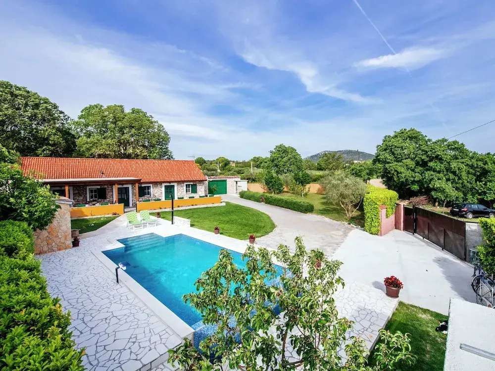 Private Estate With 2 Infinity Pools