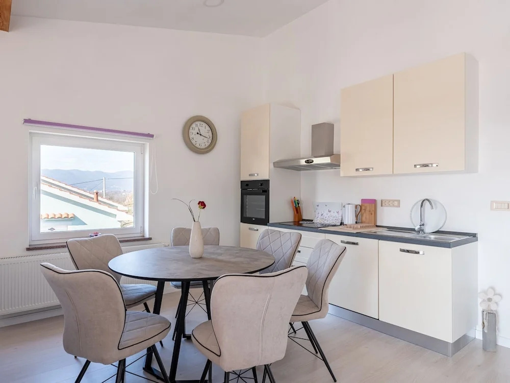 Plush Apartment in Rijeka with Hot Tub near Sea