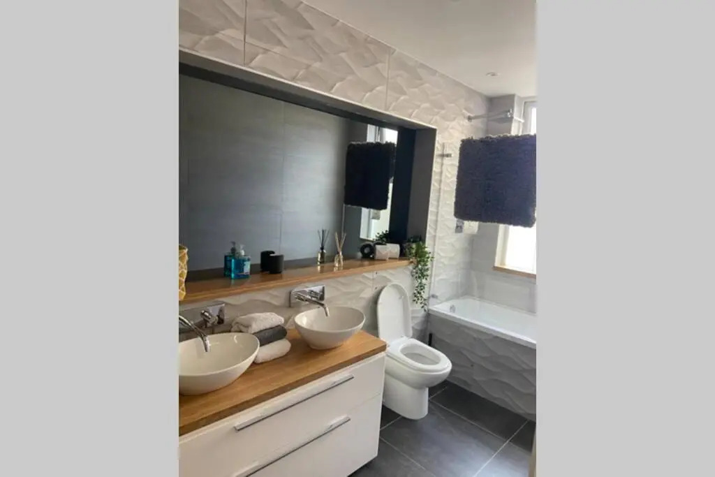 Central, stylish 3 bed apartment with sea views