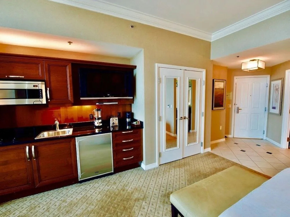 MGM Signature Deluxe Balcony Strip View Suite