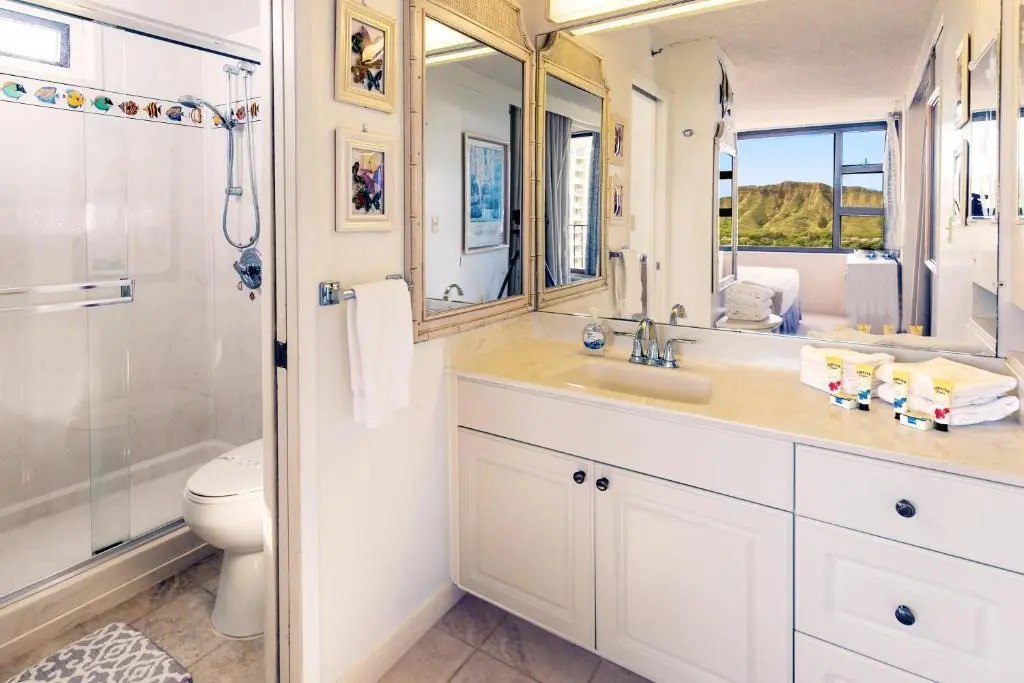 Fabulous Diamond Head and Ocean Views 33rd Floor - Parking, WiFi - Close to Beach