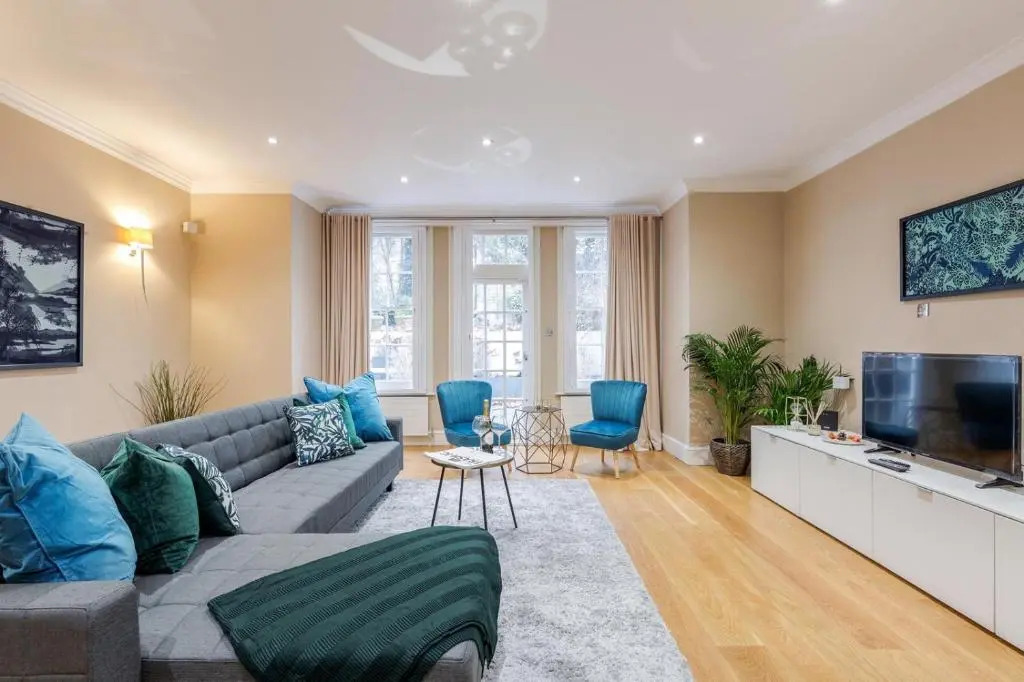 Luxurious Central Kensington Apartment