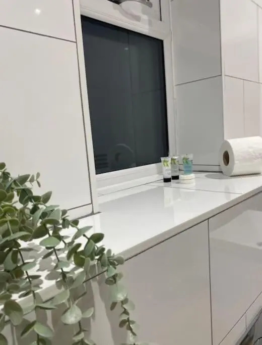 No25-Luxe Living Guest House- 2 Bed-WIFI-Free Parking-City- Beach