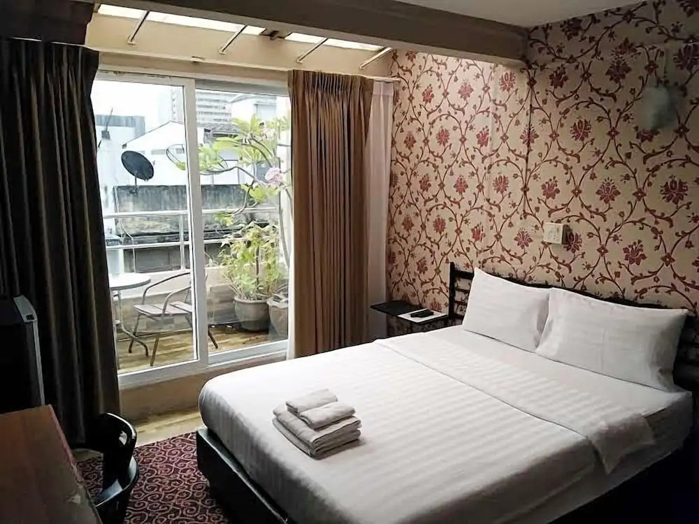 14 Plus 1 Hotel