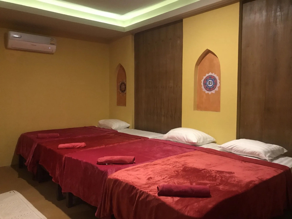 Bee Sleep Hostel & Nana Art gallery