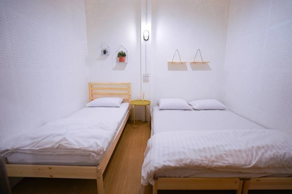 Simple to Sleep Hostel