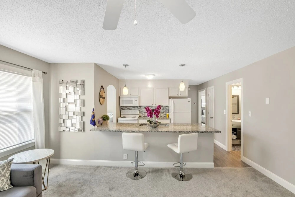 Luxury Crosswalk Uptown District 2 Bedroom Apts by Redawning