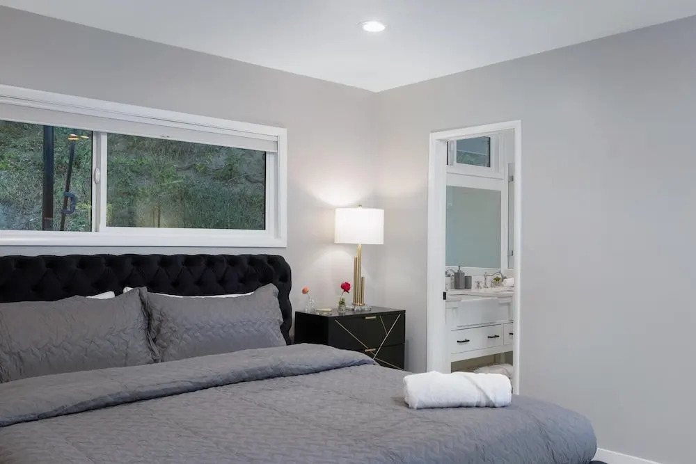 Hidden Valley Pl - 90210 Villa With Canyon Views and a Large Private Backyard