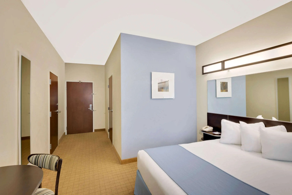 Microtel Inn and Suites by Wyndham - Geneva