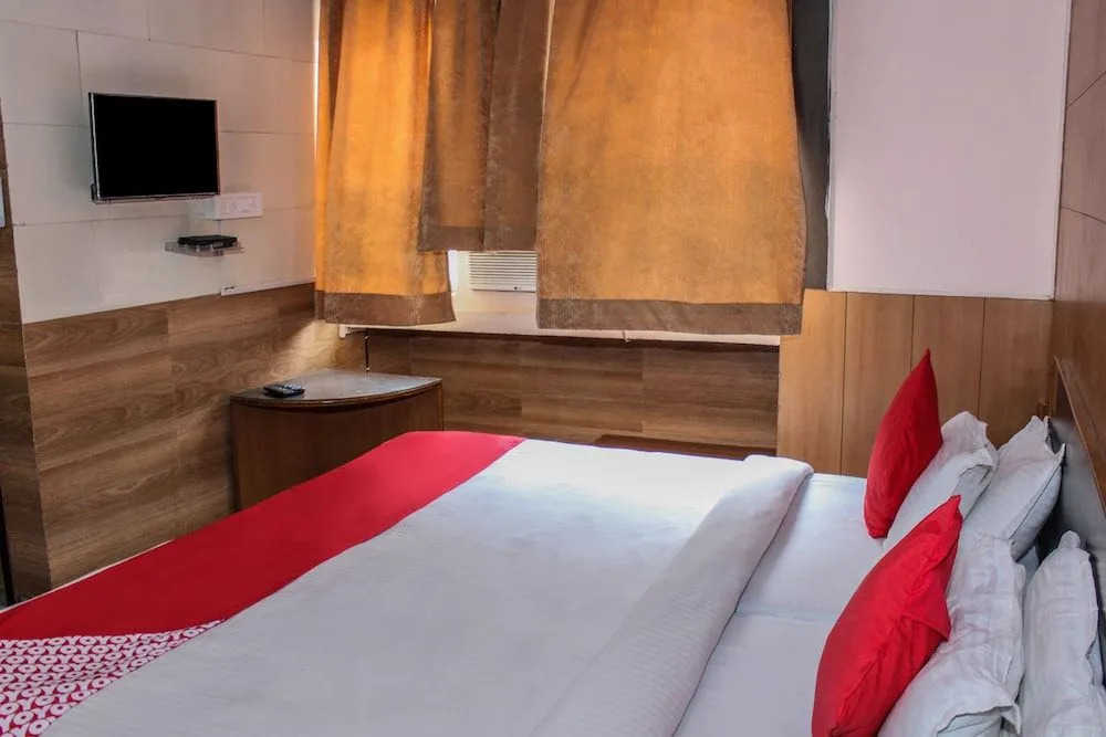 OYO 15715 Royal AR RESIDENCY