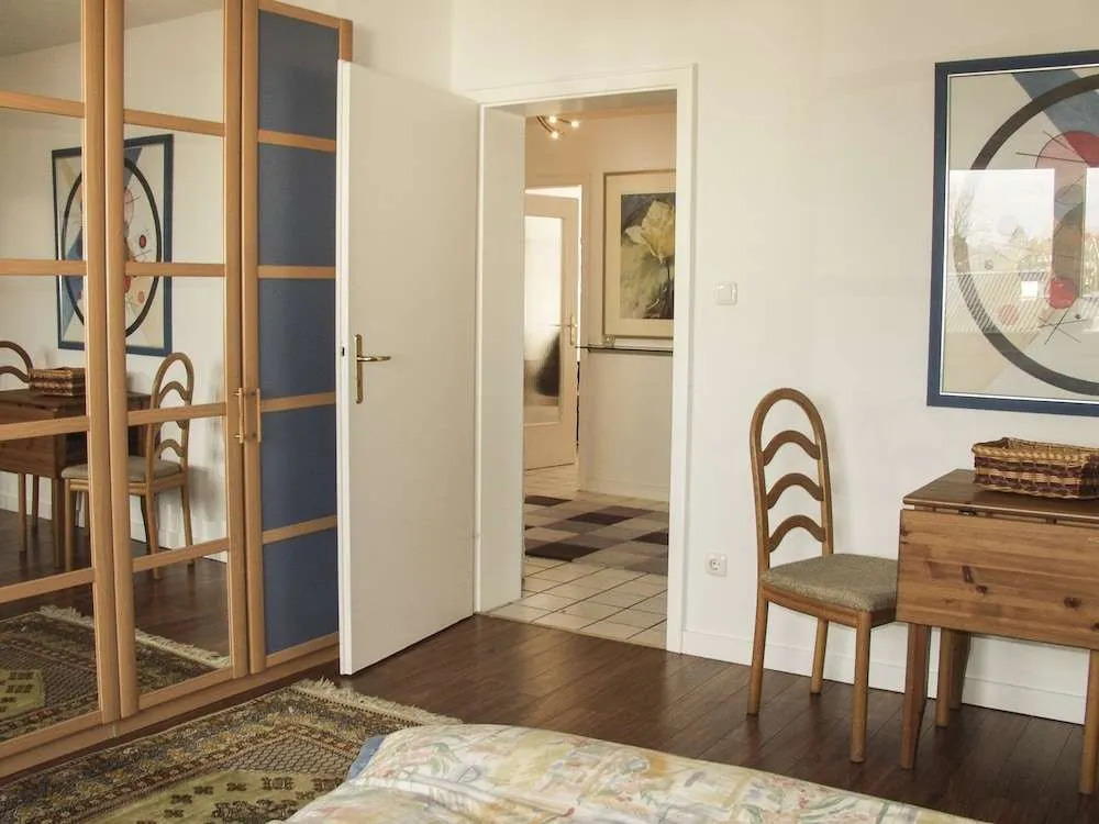 Tolstov Apartments - 1 , 3 and 4 Room Apartments - 20 min Messe DUS & Airport DUS