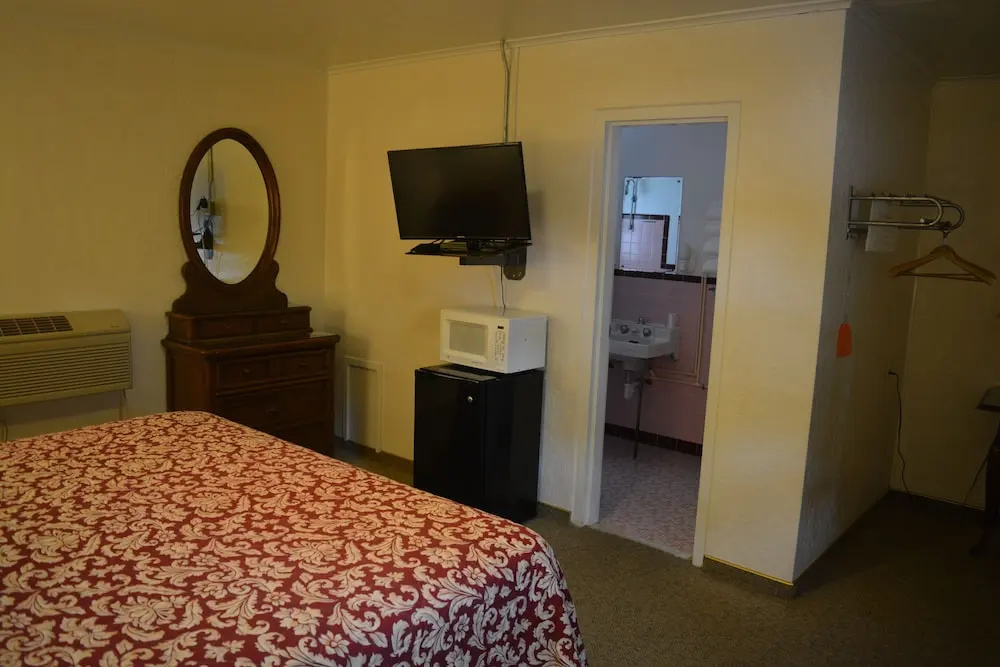 The Evergreen Motel in Kansas