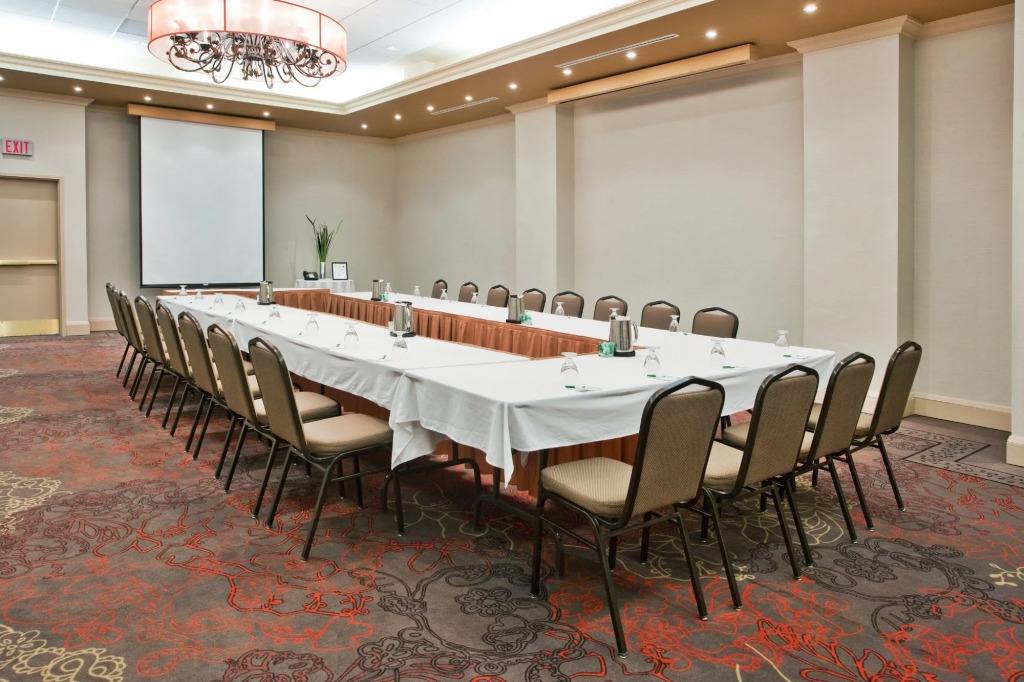 Holiday Inn & Suites Ottawa Kanata by IHG