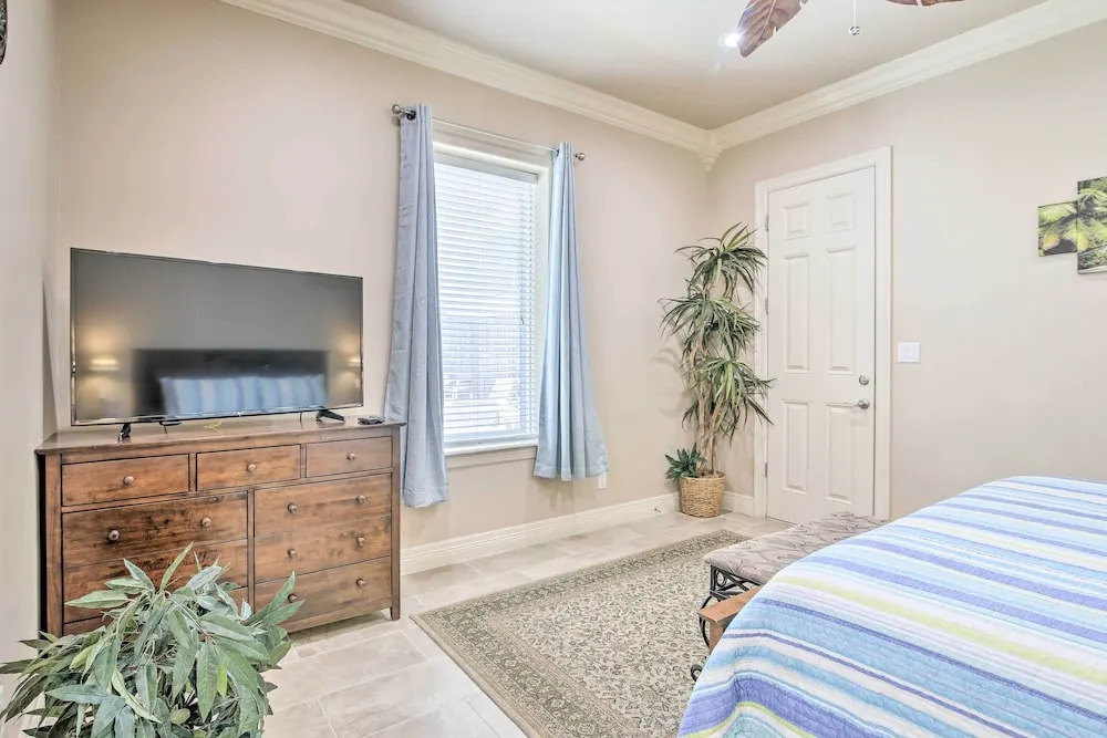 South Padre Island Condo - 200 Ft to Beach!