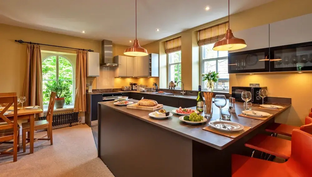 Elegant Duplex in Buxton's Historic Center, No Deposit