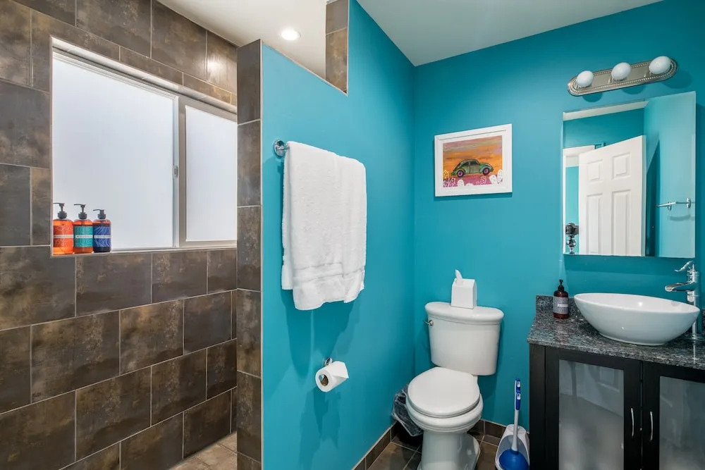 4BR Remodeled Classic near Old Town by WanderJaunt