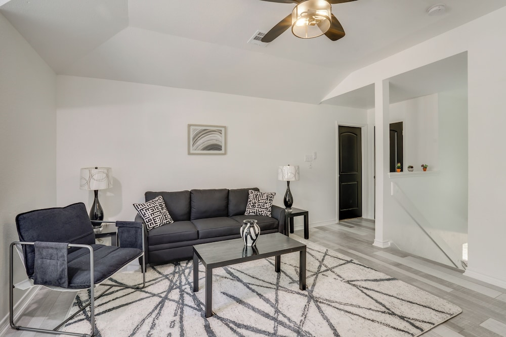3 Mi to Randolph Afb: San Antonio Area Home