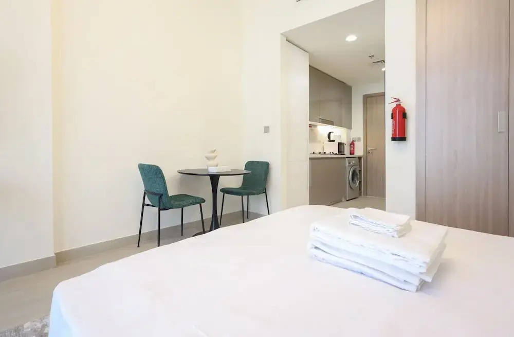 Elite LUX Holiday Homes - Modern Marvel Sleek Studio in Azizi Riviera