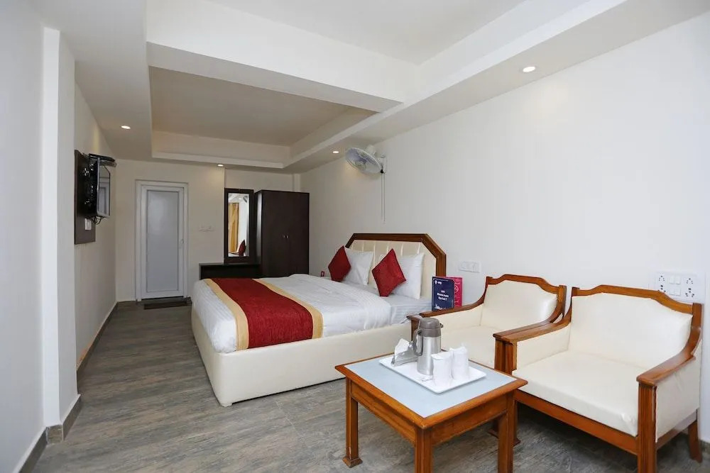 OYO 8989 Hotel Raj