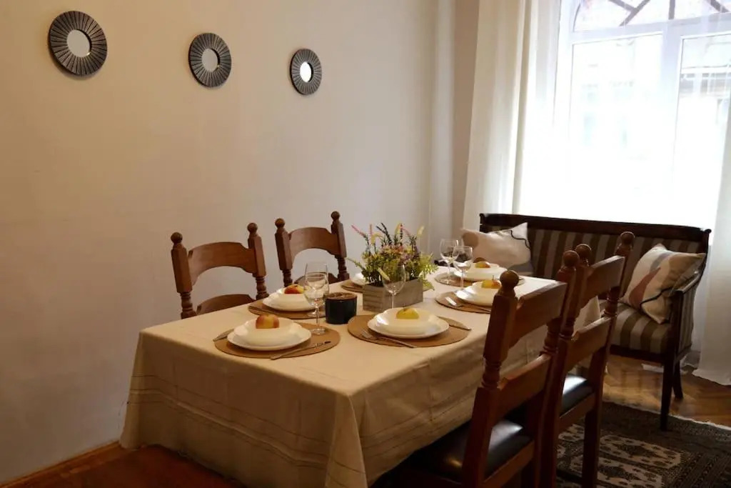 Unique Spacious Classic 3bedroom Midtown Apartment ! FREE parking ! BILLIARD room !