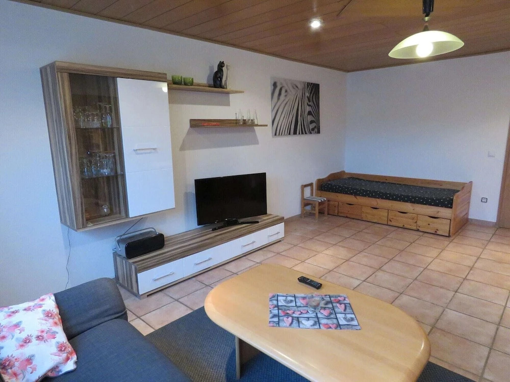 Serene Apartment near Lake in Halenfeld