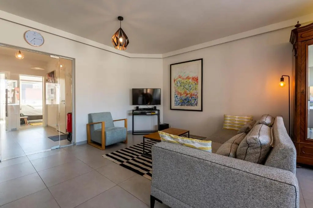 Modern Apartment with Free Parking