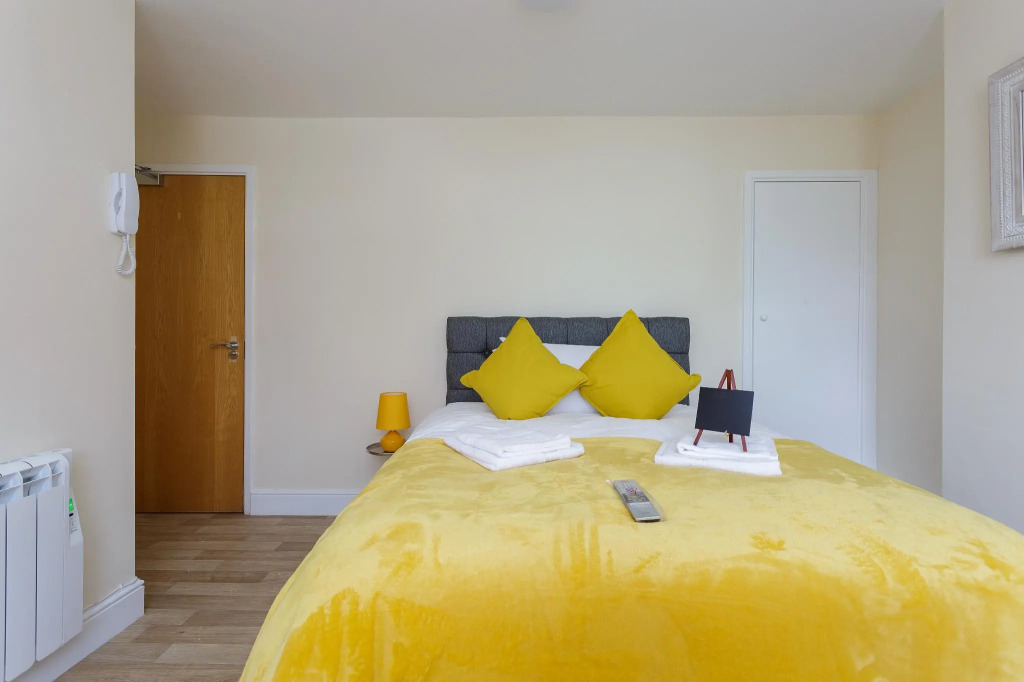 St Marys Modern Central Huge Studio Apartments